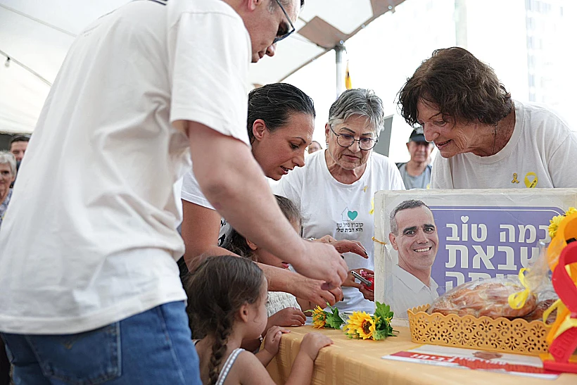 עמרי ולישי מירן עם בנותיהם בכיכר החטופים