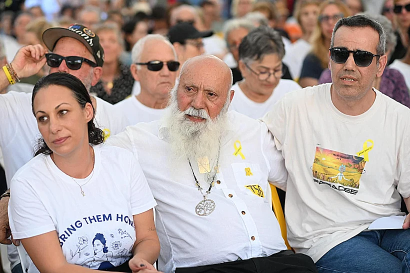 עמרי מירן עם אביו דני ואשתו לישי בכיכר החטופים