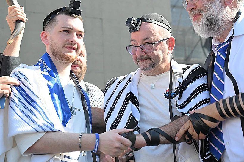 בר קופרשטיין ואביו טל בהנחת תפילין בכיכר החטופים