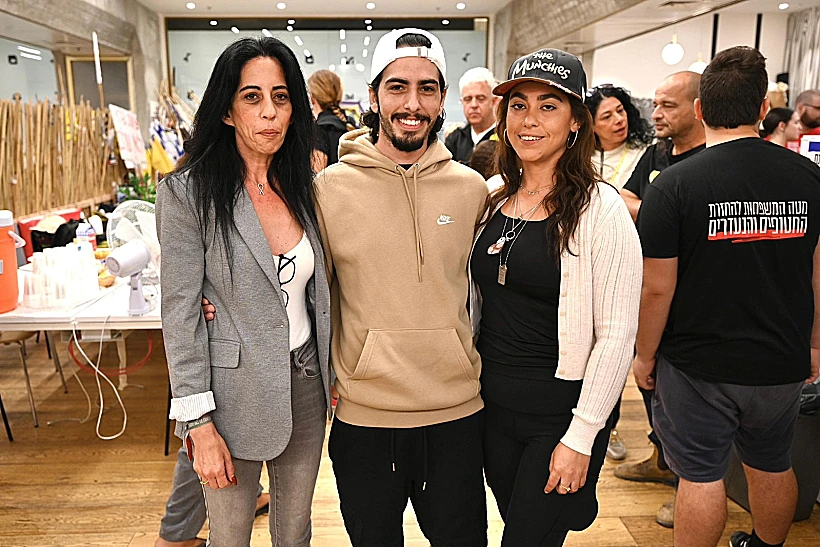 מתן צנגאוקר עם אמו עינב ובת זוגו אילנה בכיכר החטופים