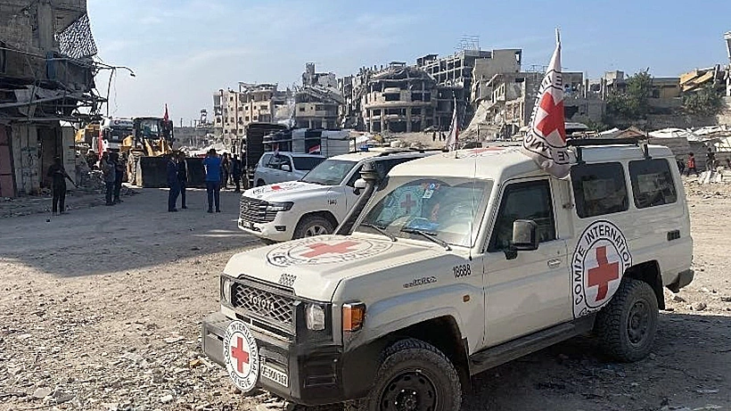 רכבי הצלב האדום באזור חיפושי החללים ברצועת עזה