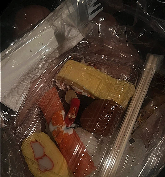 קנתה סושי וגילתה שהוא זוהר בחושך