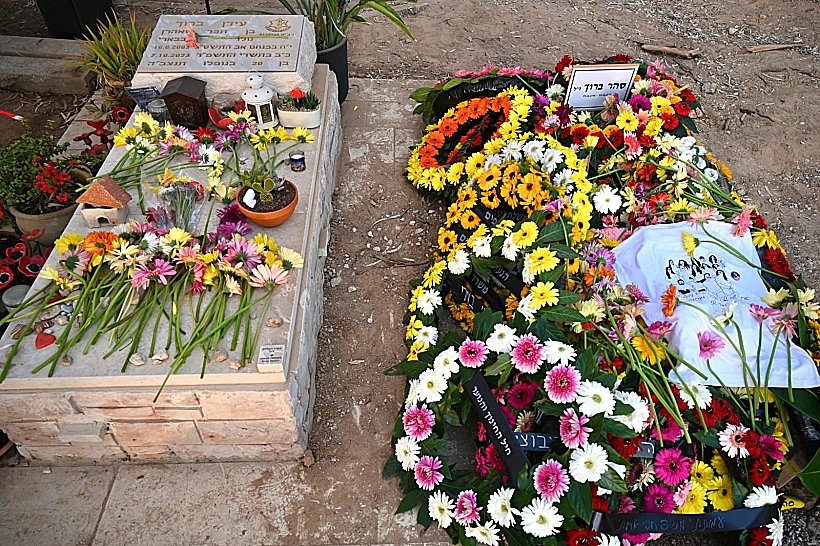 קברו של סהר ברוך בבארי, לצד קבר אחיו עידו