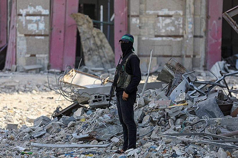 פעילי חמאס בחיפושים אחר חטופים חללים ברצועת עזה