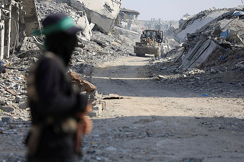 פעילי חמאס בחיפושים אחר חטופים חללים ברצועת עזה