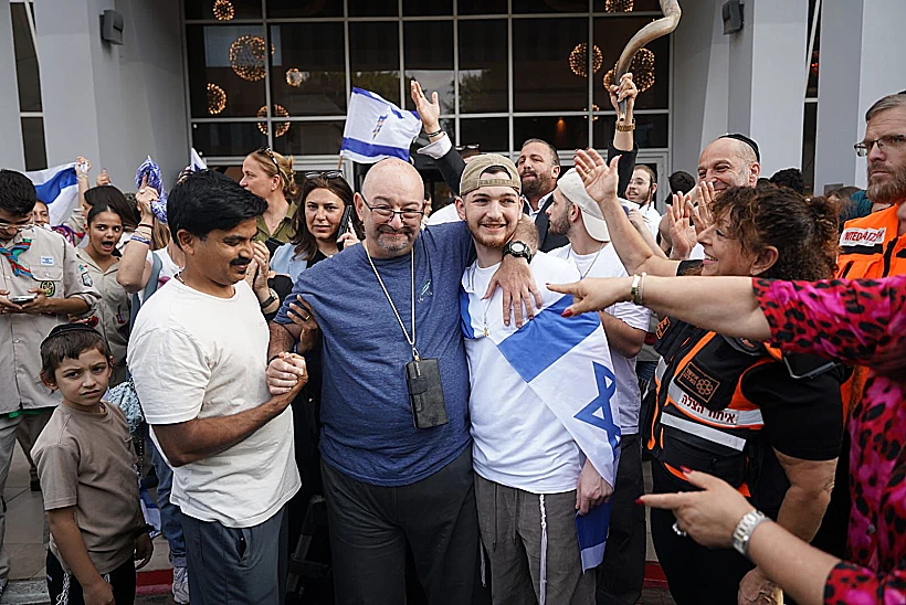 מקבלים את פניו של בר קופרשטיין שחזר הביתה לחולון