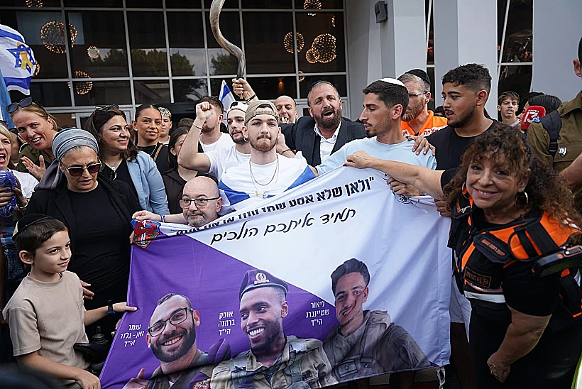 מקבלים את פניו של בר קופרשטיין שחזר הביתה לחולון