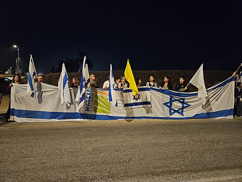 מלווים את ארונות החטופים בצומת גמה