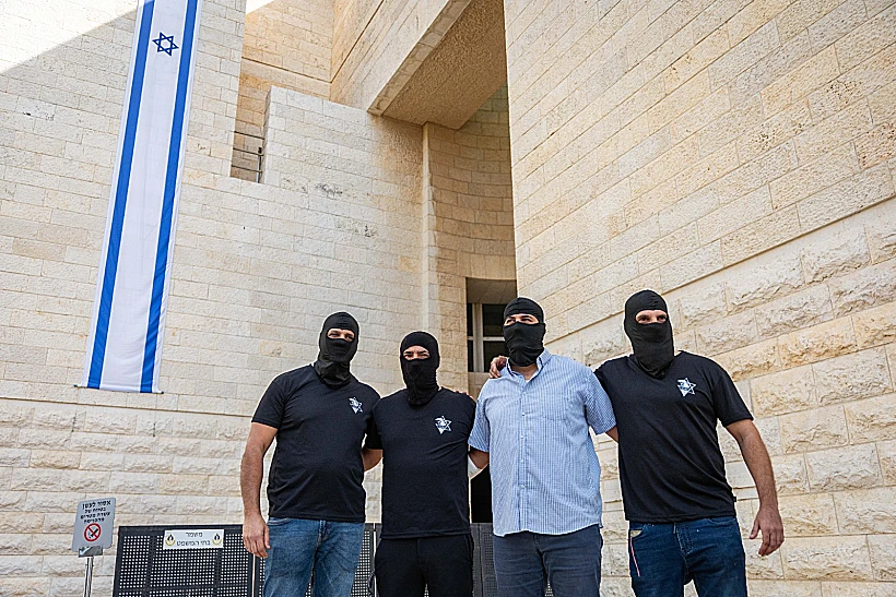 לוחמי כוח 100 בבית המשפט