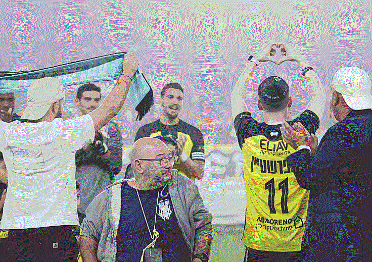 בר קופרשטיין עם אביו טל קופרשטיין על כר הדשא בטדי