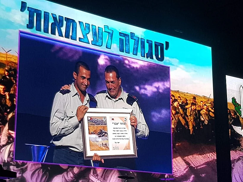 הרמטכ"ל זמיר, בהיותו אלוף פיקוד הדרום, מעניק תעודת הצטיינות גדודית לחממי, אז מג"ד צבר