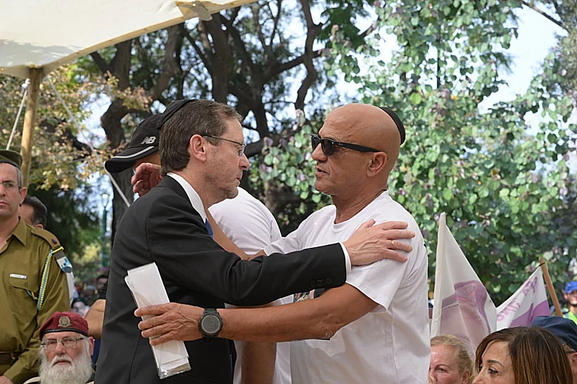 הנשיא יצחק הרצוג עם אביו של אסף חממי