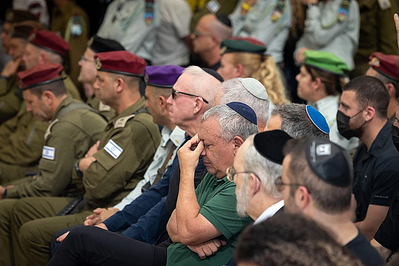 שר הביטחון לשעבר גלנט עם גנץ ואיזנקוט בהלווייתו של אל"מ אסף חממי