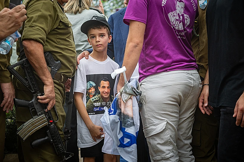 בנו של של אל"מ אסף חממי בהלווייתו בקריית שאול