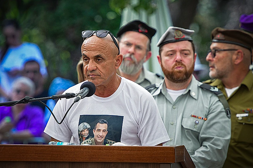 אביו של אל"מ אסף חממי בהלווייתו