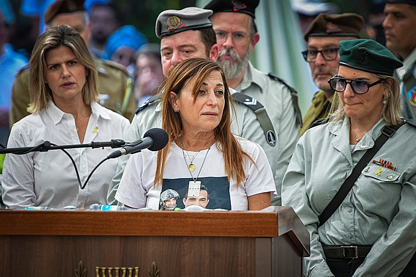 אימו של אל"מ אסף חממי בהלווייתו
