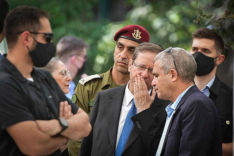 הנשיא הרצוג וגל הירש בהלווייתו של אל"מ אסף חממי בקריית שאול