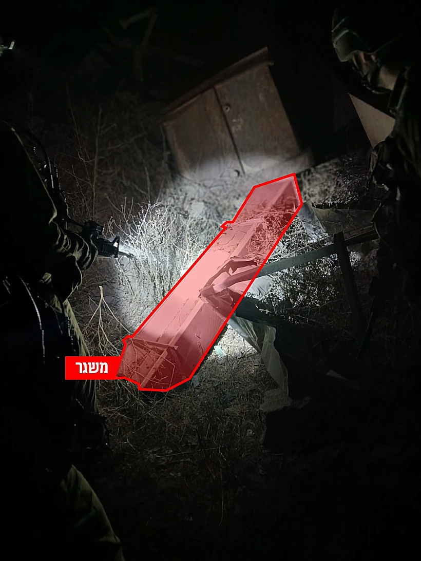 מתחם עם משגרים ורקטות מעבר לקו הצהוב ברצועת עזה