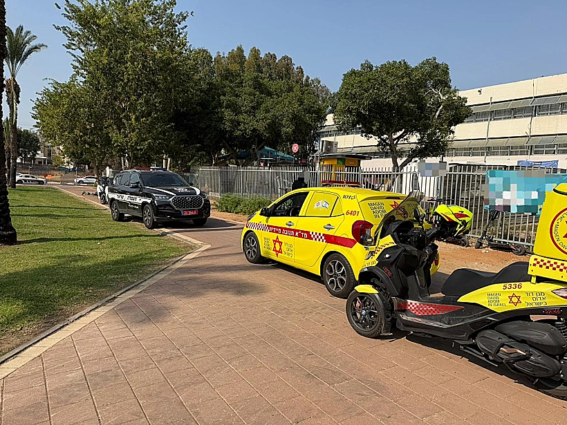 ניידת מד"א בבית הספר באשדוד