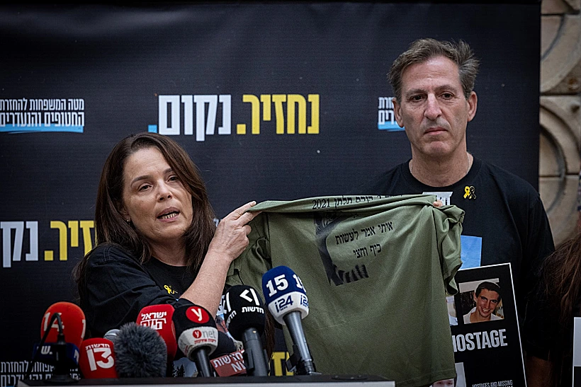 רובי וחגית חן עם החולצה שאיתי הוחזר איתה מהשבי