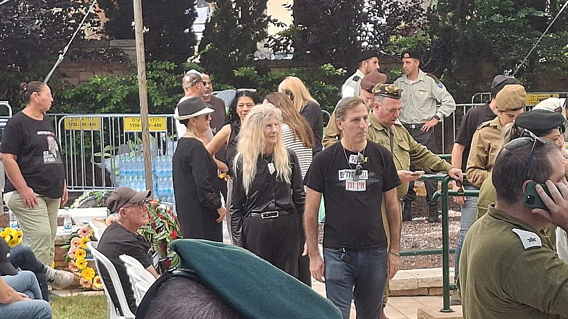 רובי חן בהלווייתו של עוז דניאל