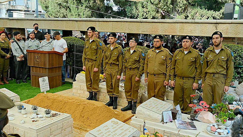 הלווייתו של סמ"ר עוז דניאל בבית העלמין בכפר סבא