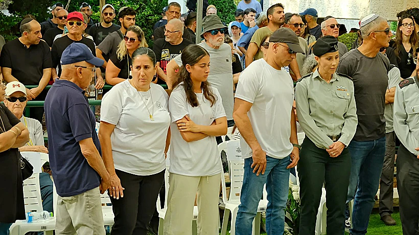 הוריו ואחותו התאומה של עוז דניאל בהלווייתו בכפר סבא