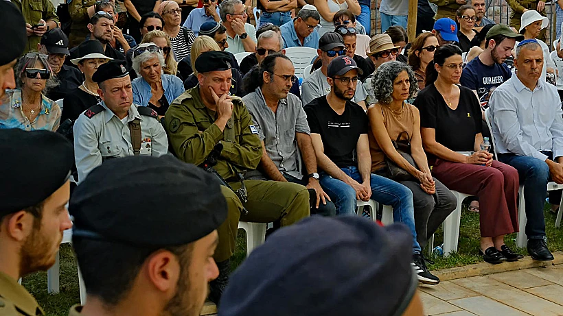 נמרוד כהן והוריו בהלווייתו של עוז דניאל