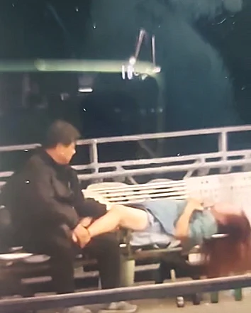 זוג בני 60 נתפסו מקיימים יחסי מין במרחב הציבורי