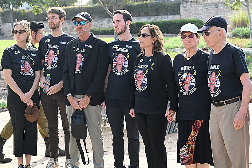 משפחתו של סרן עומר נאוטרה בהלווייתו