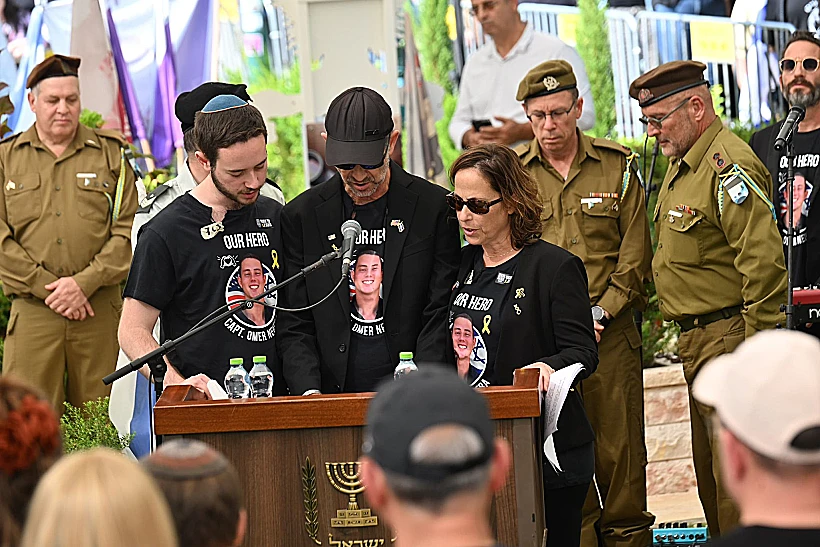 משפחתו של סרן עומר נאוטרה בהלווייתו