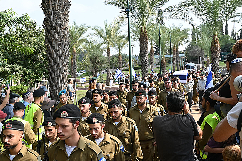 הלווייתו של סרן עומר נאוטרה בקריית שאול