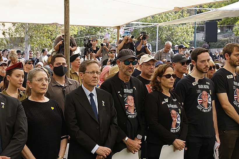 נשיא המדינה יצחק הרצוג בהלווייתו של סרן עומר נאוטרה