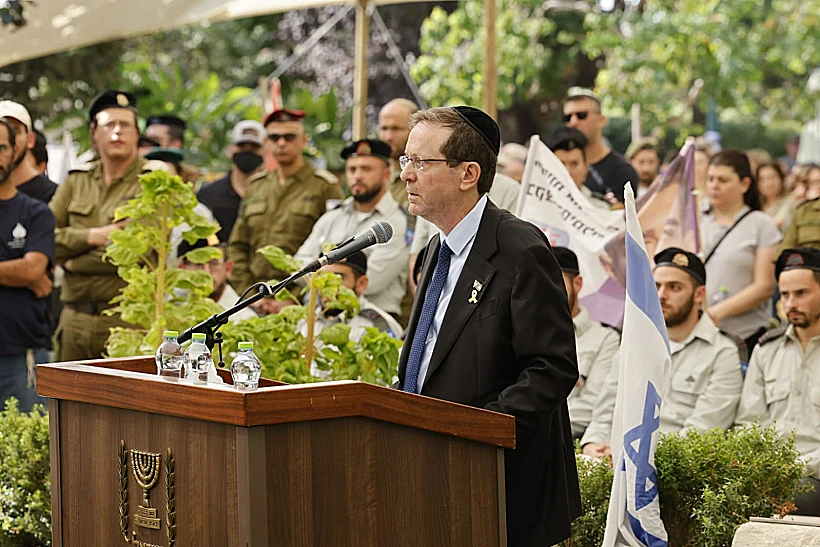 נשיא המדינה יצחק הרצוג בהלווייתו של סרן עומר נאוטרה