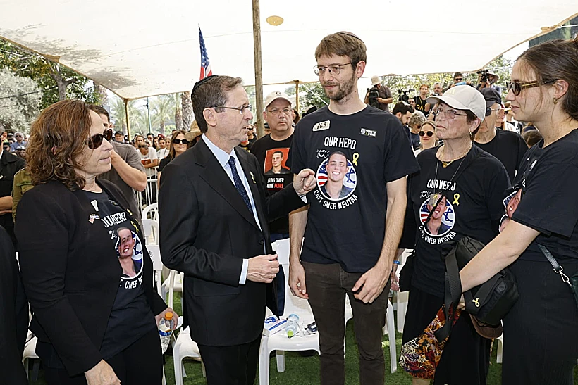 נשיא המדינה יצחק הרצוג עם משפחתו של סרן עומר נאוטרה בהלווייתו