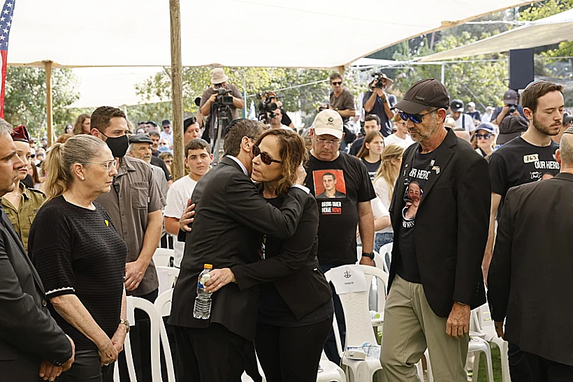 נשיא המדינה יצחק הרצוג עם משפחתו של סרן עומר נאוטרה בהלווייתו