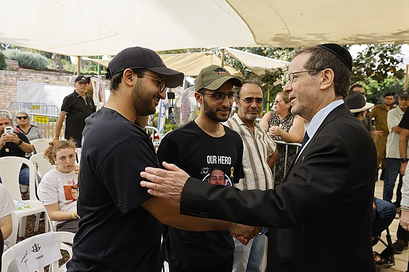 נשיא המדינה יצחק הרצוג עם שורד השבי נמרוד כהן בהלווייתו של סרן עומר נאוטרה