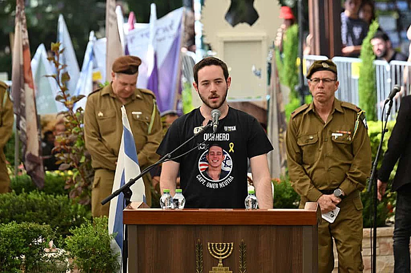 דניאל, אחיו של סרן עומר נאוטרה, סופד לו בהלווייתו