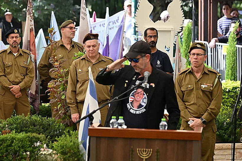 רונן, אביו של סרן עומר נאוטרה, סופד לו בהלווייתו