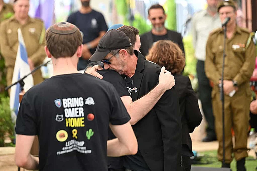 משפחתו של סרן עומר נאוטרה בהלווייתו