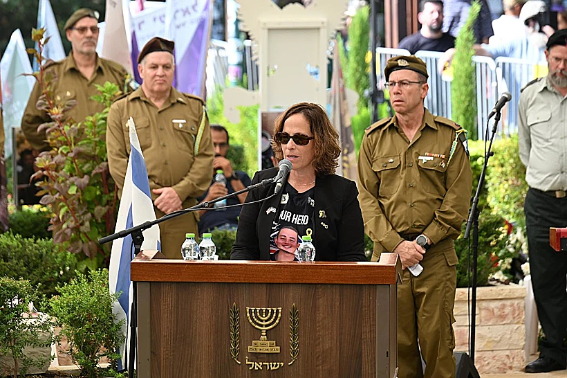 אורנה, אימו של סרן עומר נאוטרה, סופדת לו בהלווייתו