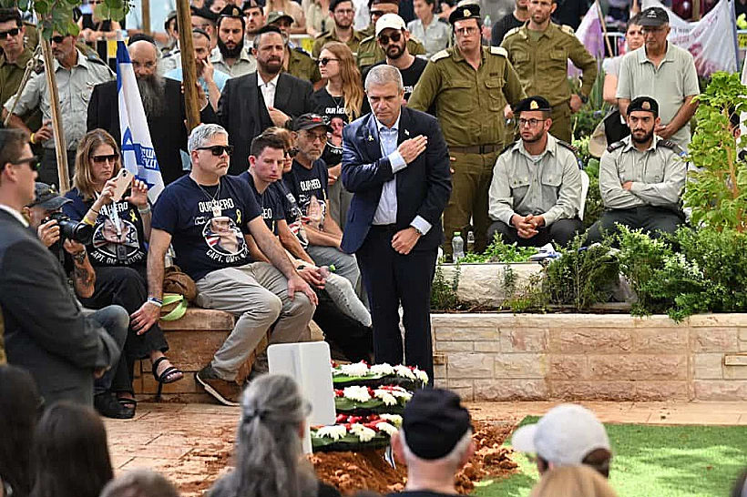 גל הירש בהלווייתו של סרן עומר נאוטרה