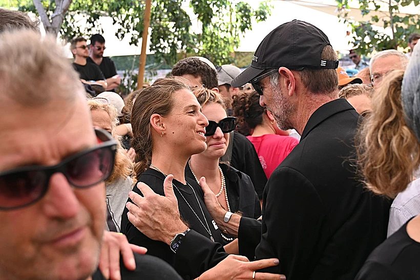 שורדת השבי דורון שטיינברכר עם אביו של סרן עומר נאוטרה בהלווייתו