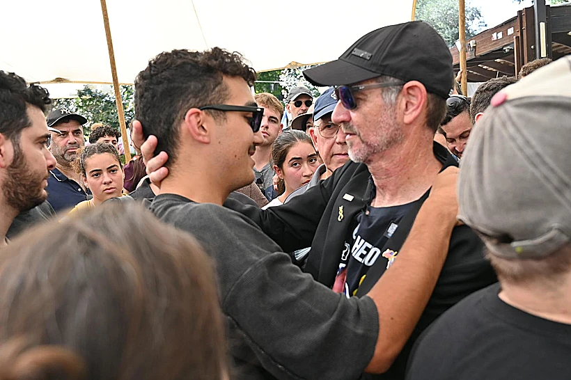 עידן אלכנסדר עם אביו של סרן עומר נאוטרה בהלווייתו