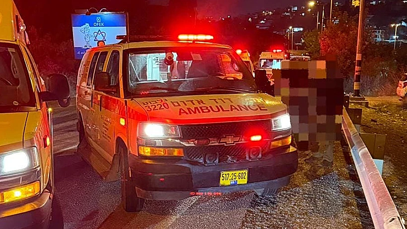 אמבולנס בזירת הירי ברוכב טרקטורון על ידי שוטרי מג"ב בוואדי עארה