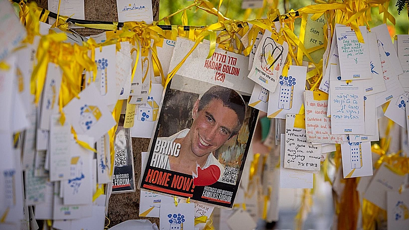 כרזה עם תמונת החלל החטוף הדר גולדין