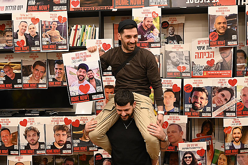 שורדי השבי גלי וזיוי ברמן בעצרת בכיכר החטופים