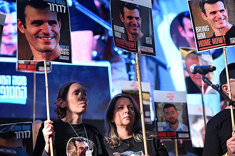 תמונתו של דרור אור בכיכר החטופים