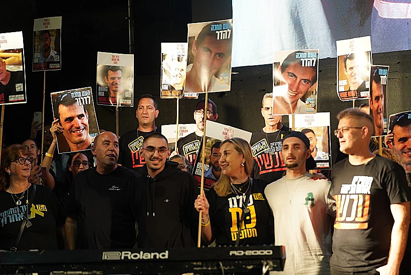 רום ברסלבסקי ומתן אנגרסט עם משפחותיהם בכיכר החטופים