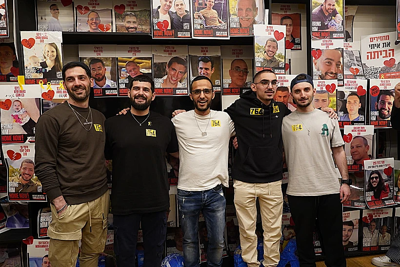 מתן אנגרסט, רום ברסלבסקי, נמרוד כהן, זיוי וגלי ברמן בכיכר החטופים